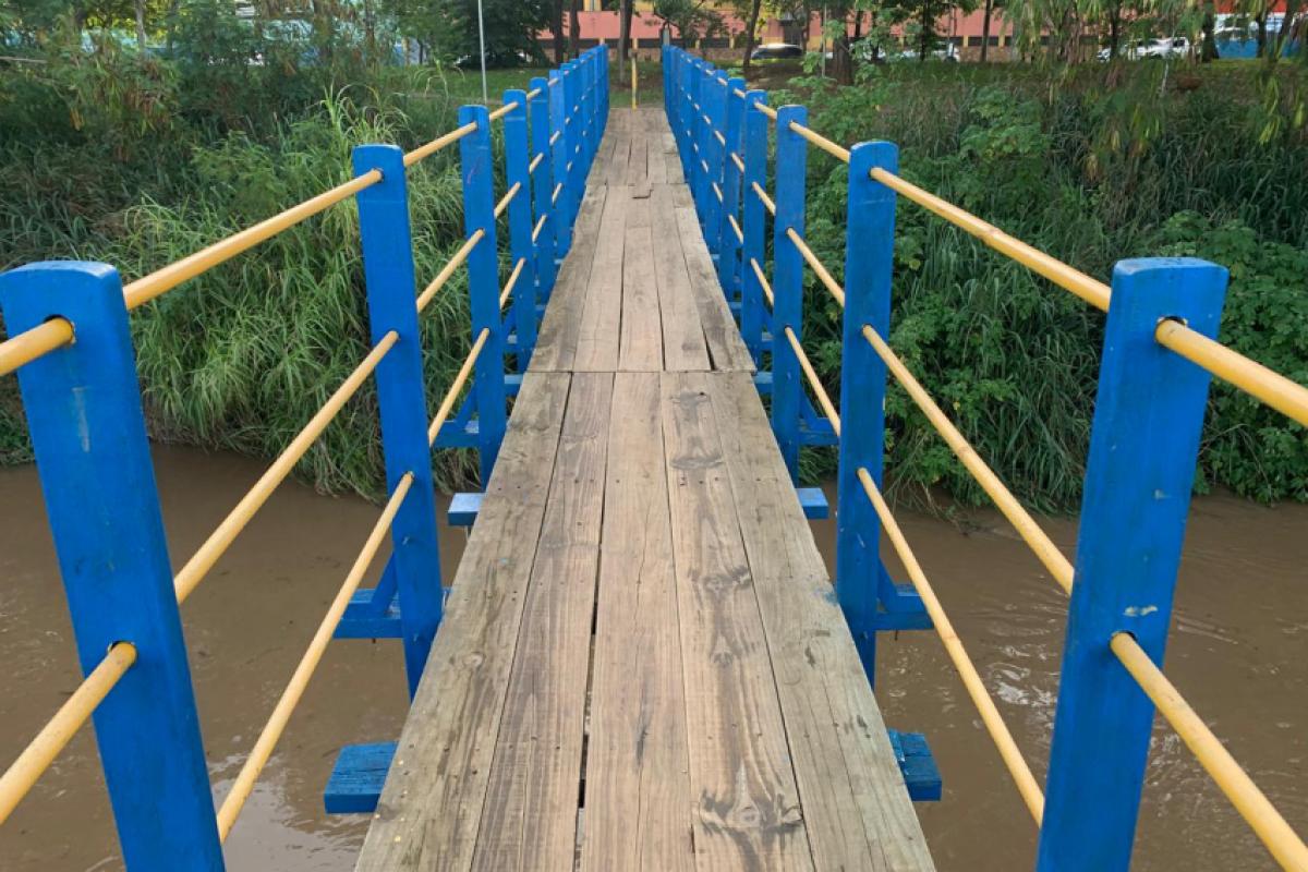  De acordo com os relatos, as estruturas apresentam danos que podem provocar quedas e dificultar a circulação de pedestres