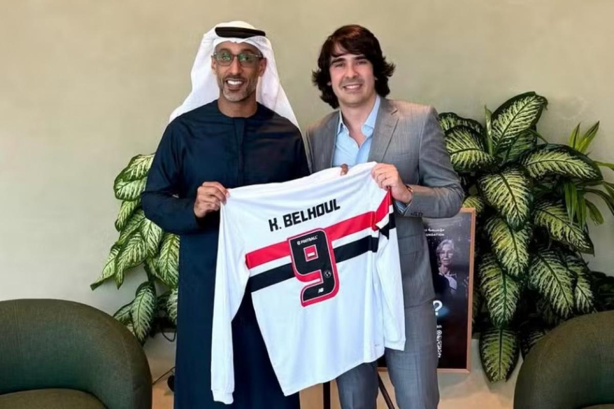 Empresário Diego Fernandes entrega camisa do São Paulo a Khalfan Belhoul, do Dubai Future Foundation