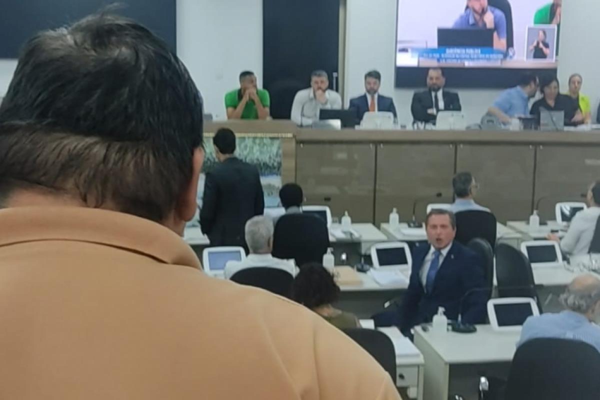 A troca de palavras foi marcada por um tom acalorado, e a situação gerou reações entre os presentes na sessão