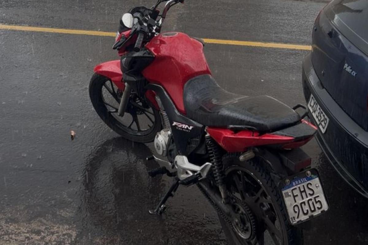 Moto Honda Fan 160 vermelha furtada em frente à casa no Jardim Califórnia, em Franca