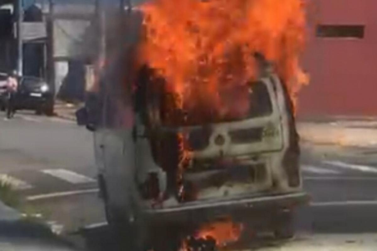 O fato ocorreu por volta das 10h30, logo após a Kombi, pertencente à Secretaria de Serviços Públicos, ter sido abastecida em um posto de combustível.