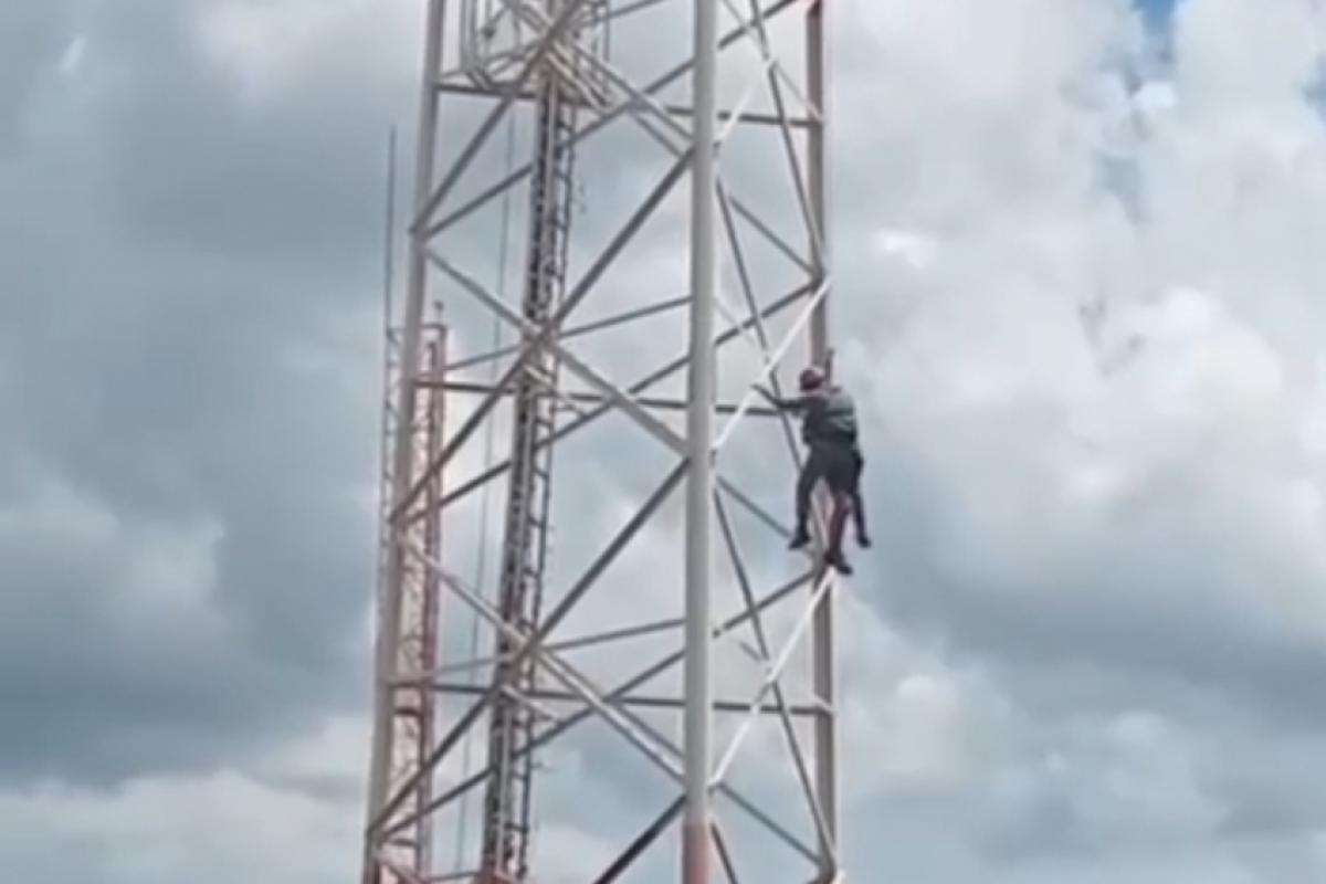 Bombeiro descendo com homem que estava em torre de telefonia em Jeriquara