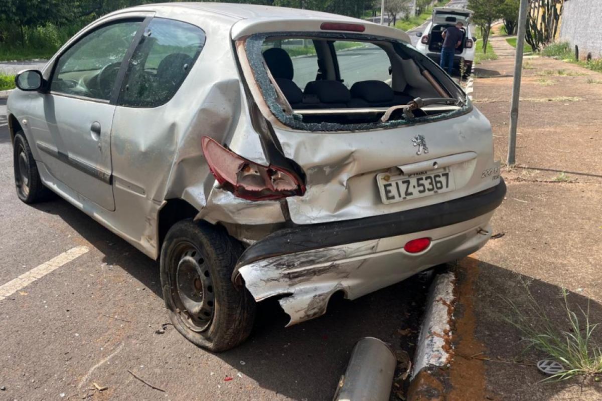 Carro abandonado que teve a traseira destruída na avenida São Vicente, em Franca