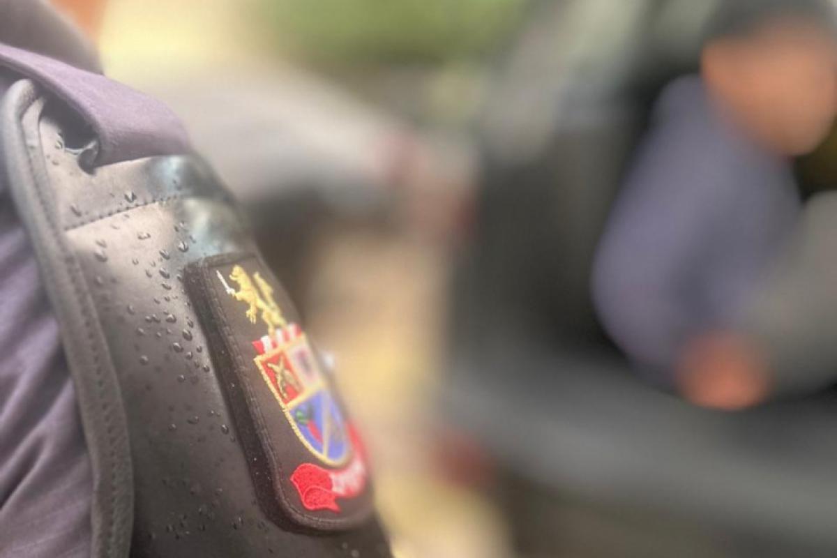 O suspeito tentou fugir, mas foi alcançado e preso