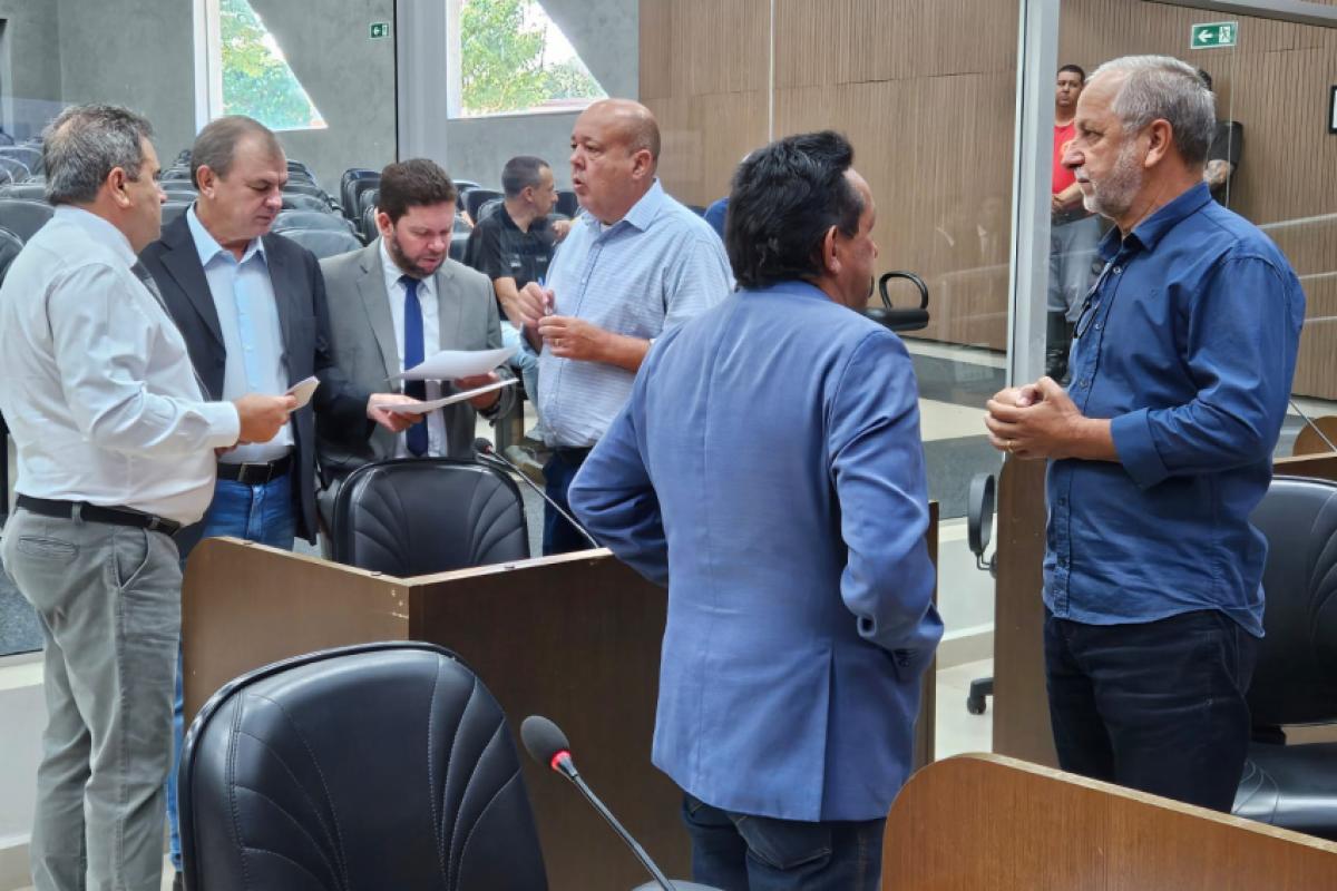 Vereadores discutem as composições das comissões permanentes, durante a sessão extraordinária desta quinta-feira