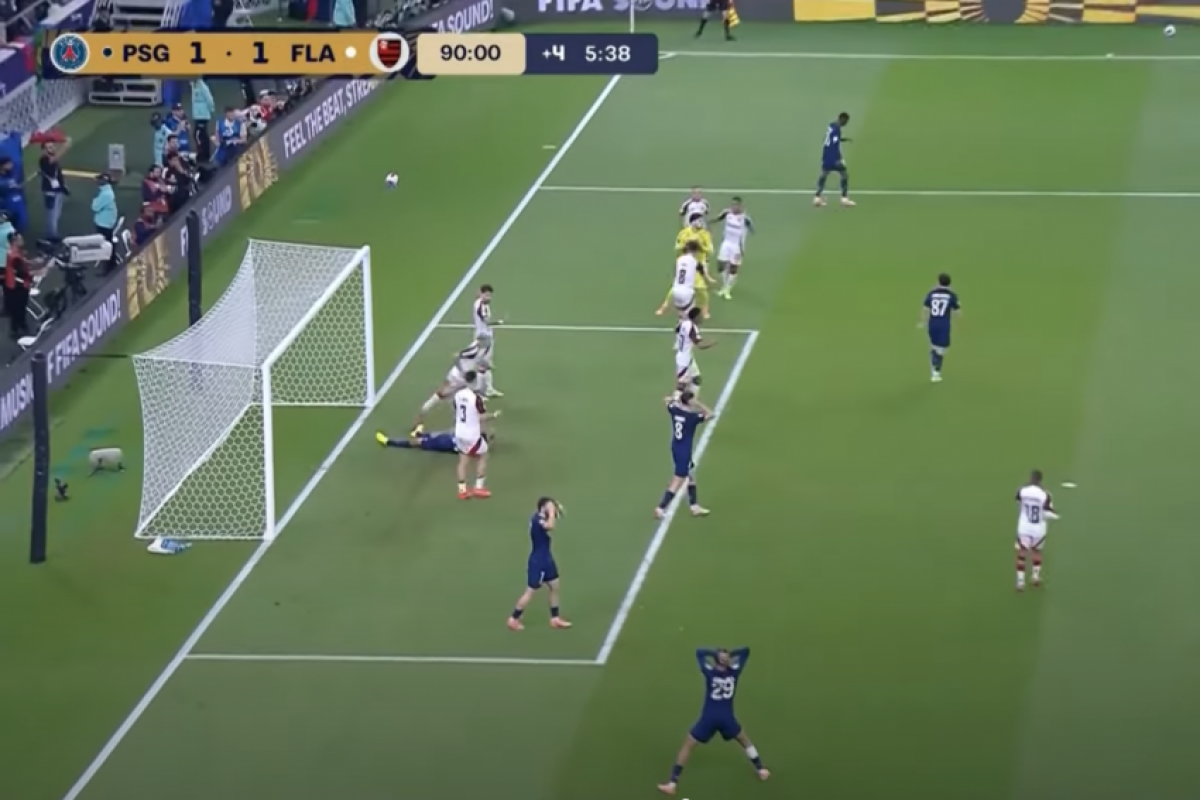 Safonov foi flagrado consultando anotações em uma toalha vermelha.