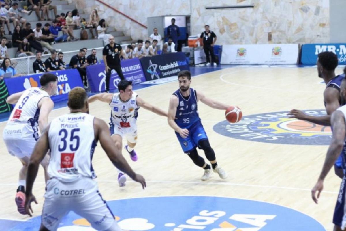 Lance do jogo entre São José e Rio Claro