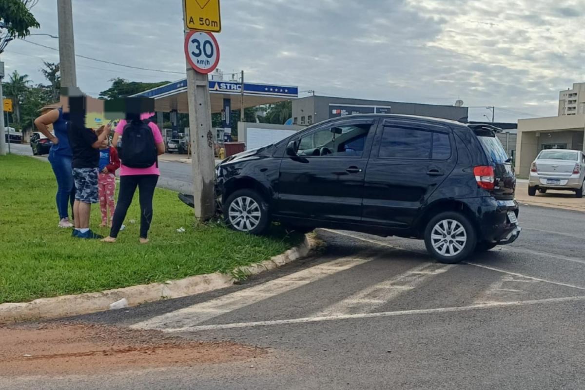 Volkswagen Fox preto após o acidente no Jardim Noêmia