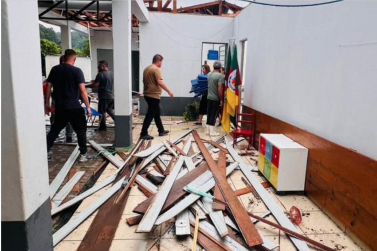 Houve também registro de queda de árvores e estragos próximos a prédios públicos e residenciais. 