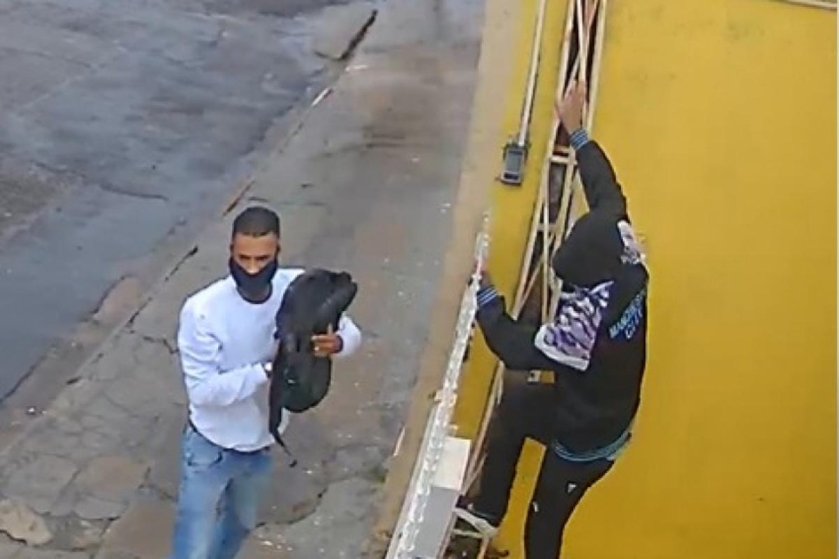 Criminosos fugindo da casa de aposentado após o alarme disparar na Vila Santos Dumont, em Franca