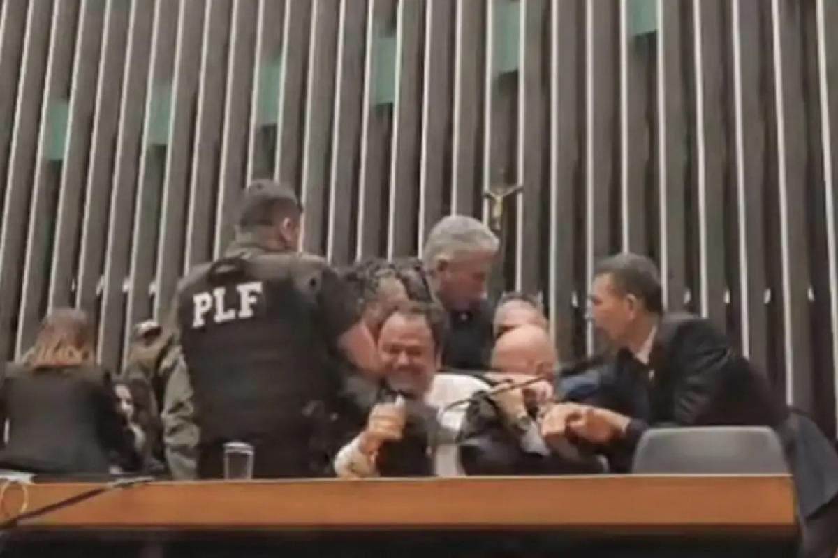 O deputado Glauber Braga (PSOL-RJ) ocupou a cadeira da presidência da Casa