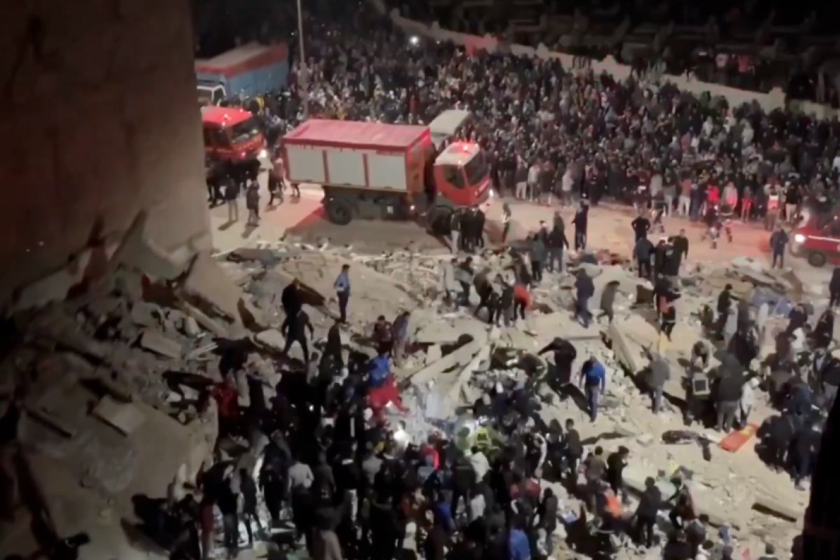 Equipes de resgate buscam sobreviventes sob os escombros. 