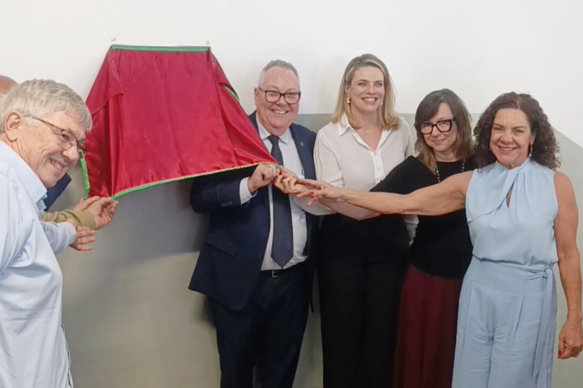 Autoridades participaram do descerramento da placa no museu. 