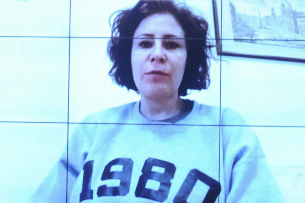  A deputada está presa na Itália, para onde fugiu após ter sido condenada pelo STF.