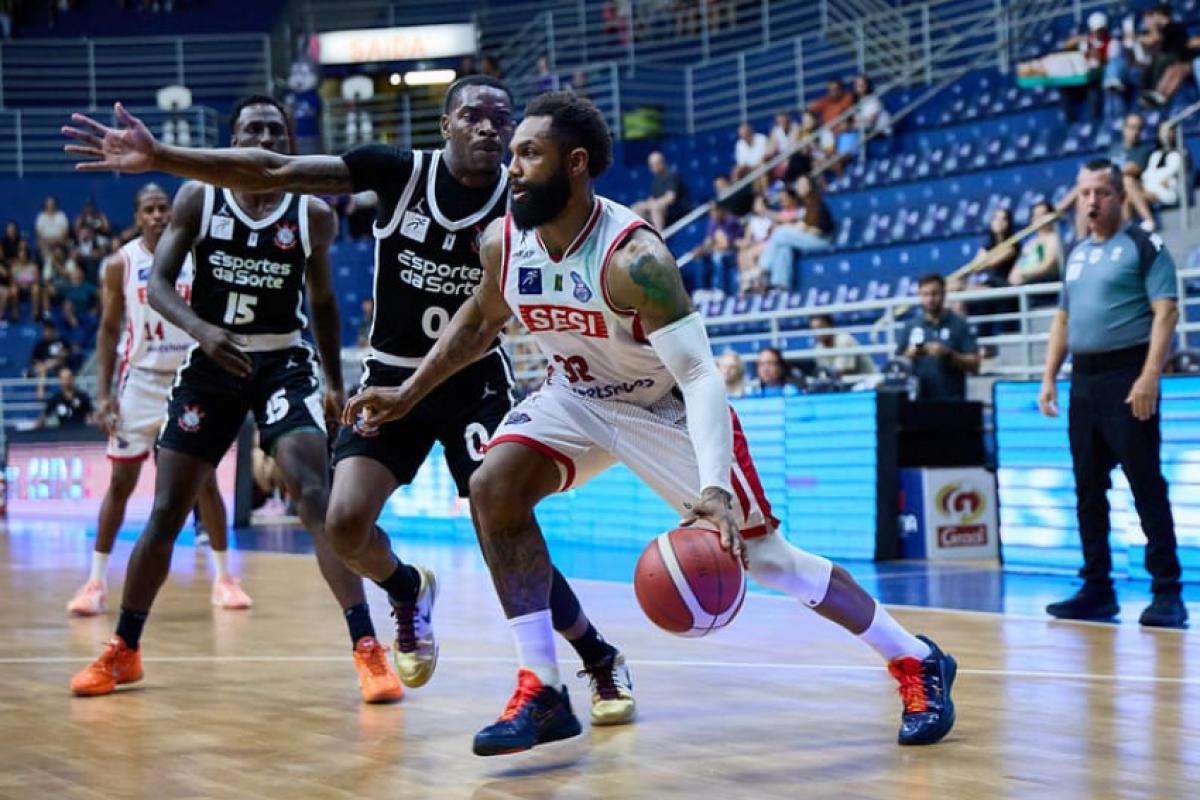 David Jackson contra a marcação do Corinthians em partida no Pedrocão nesta quarta-feira