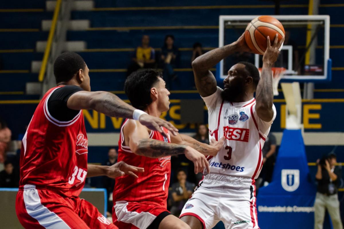 Lance da partida entre Sesi Franca Basquete e Instituto de Córdoba