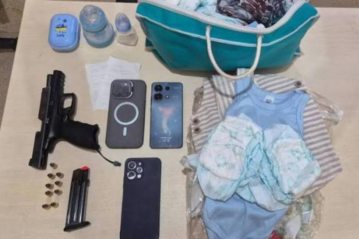Roupas de bebê, arma e celulares foram apreendidos