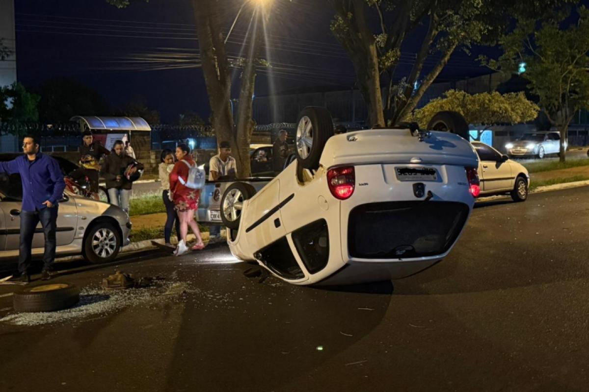 Carro capotado na avenida Abrahão Brickmann, em Franca