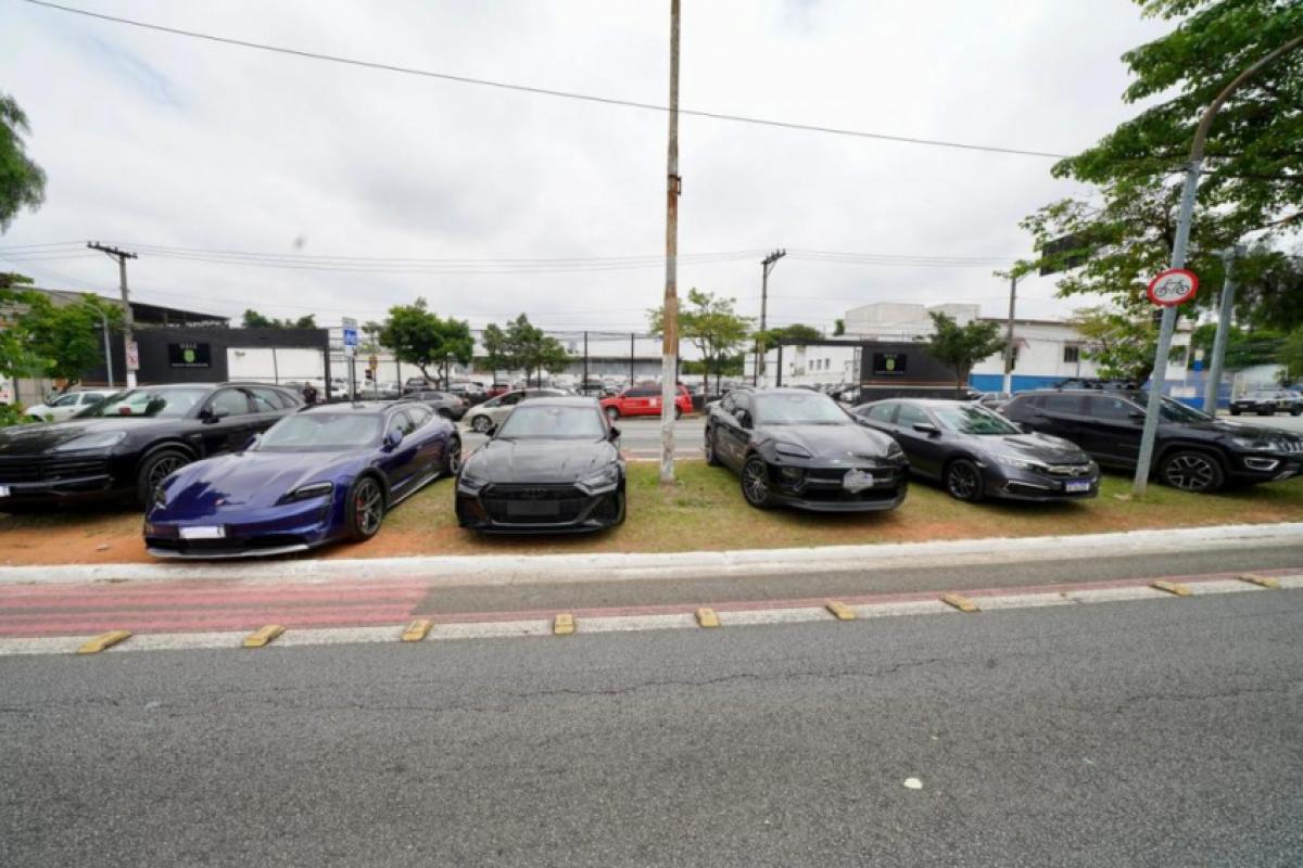 Veículos de luxo apreendidos em operação da Polícia Civil