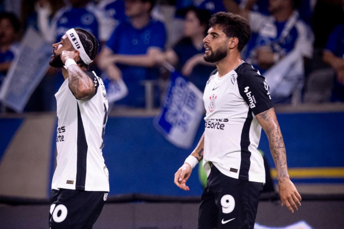 Memphis e Yuri Alberto, na vitória de quarta-feira sobre o Cruzeiro 
