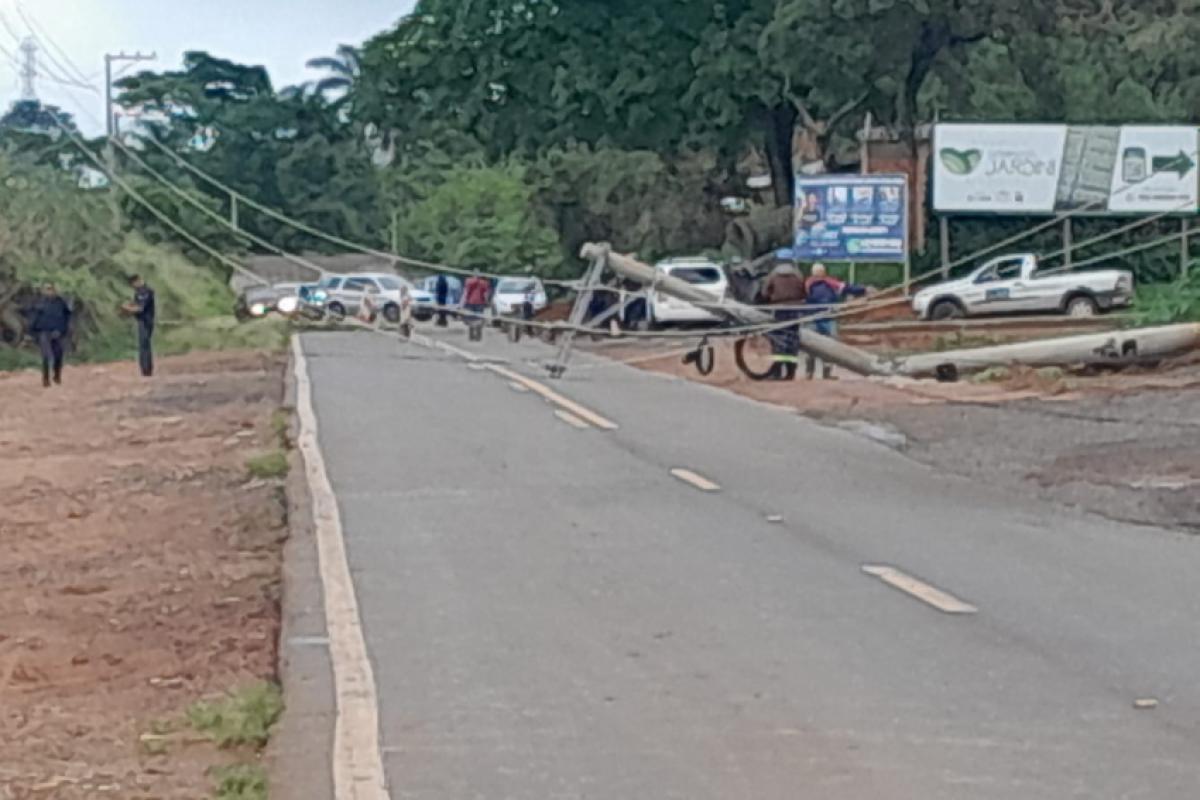 Poste de energia cai e interdita a rodovia Nelson Nogueira 