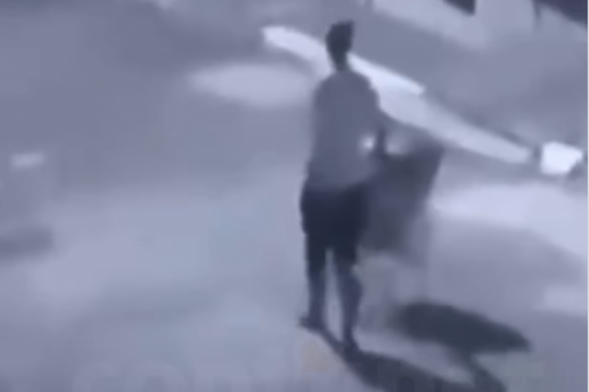 Câmeras de monitoramento flagraram o homem com o carrinho na rua General Oscar Carvalho, na Vila Formosa. 