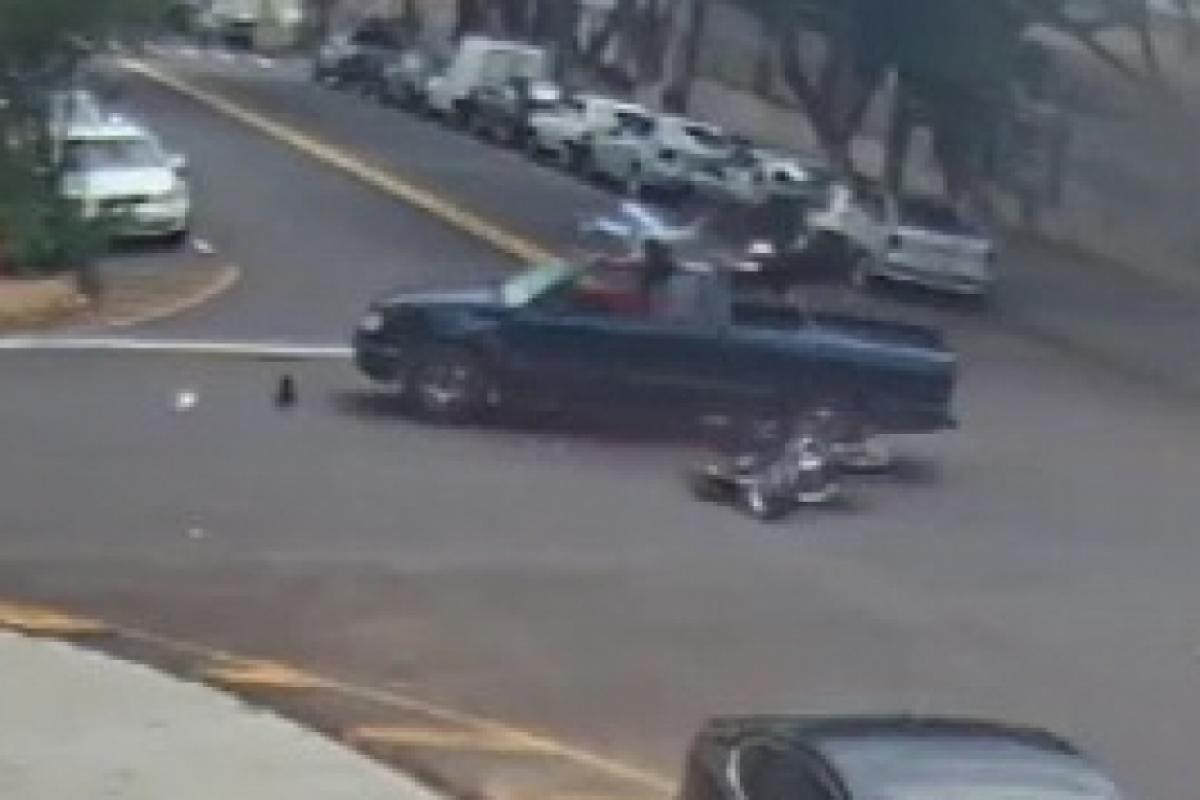 Momento do acidente entre moto e picape no Jardim Guanabara, em Franca