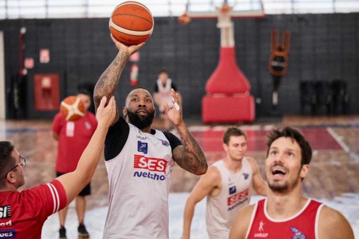 Jogadores durante o último treino antes da viagem para o Chile
