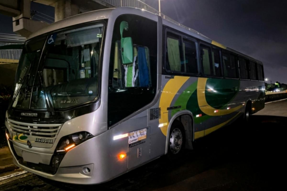 Acidente envolvendo dois ônibus e dois carros deixou feridos leves e interditou parcialmente a pista sul da Rodovia na madrugada.