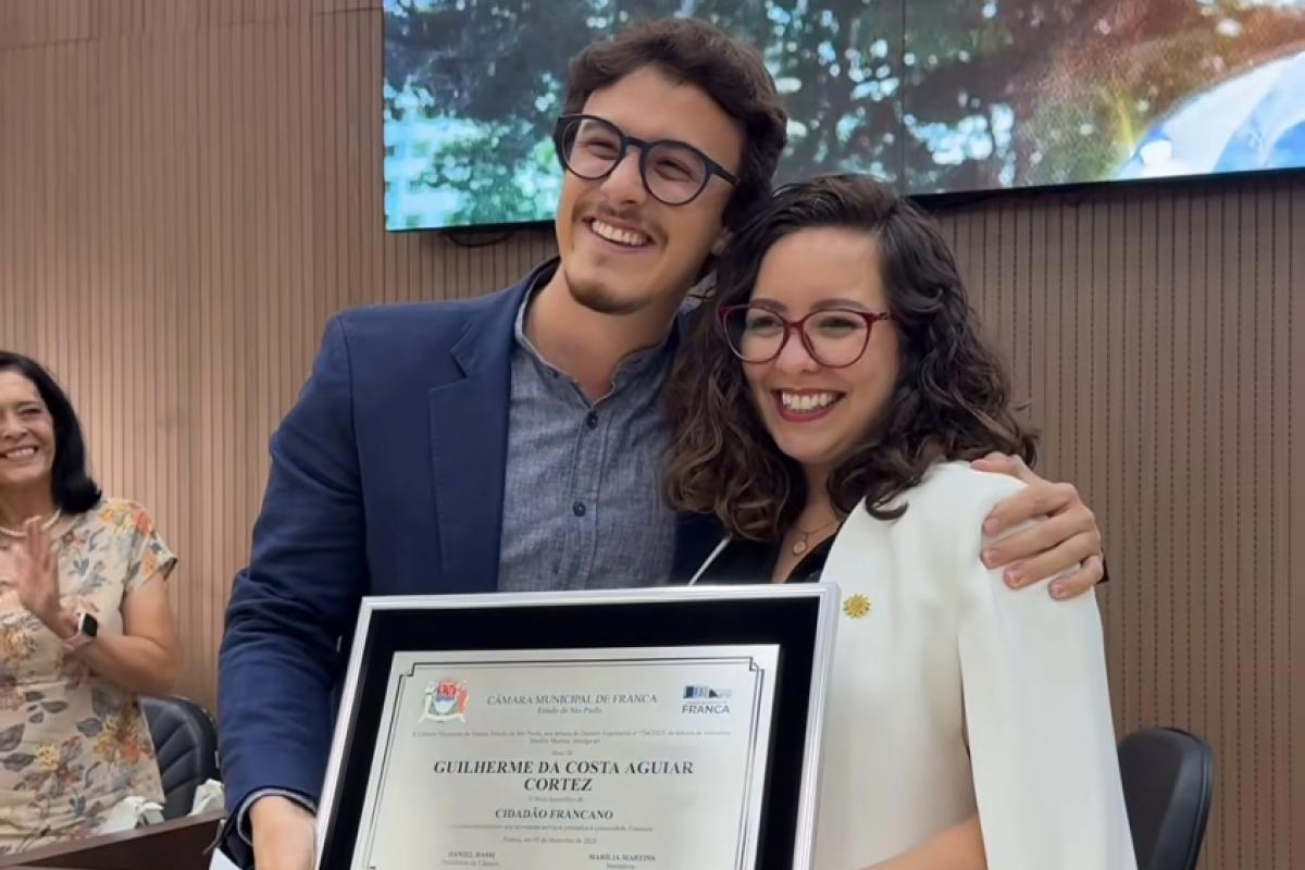 Deputado estadual Guilherme Cortez e a vereadora Marília Martins em solenidade na Câmara Municipal de Franca nesta sexta-feira