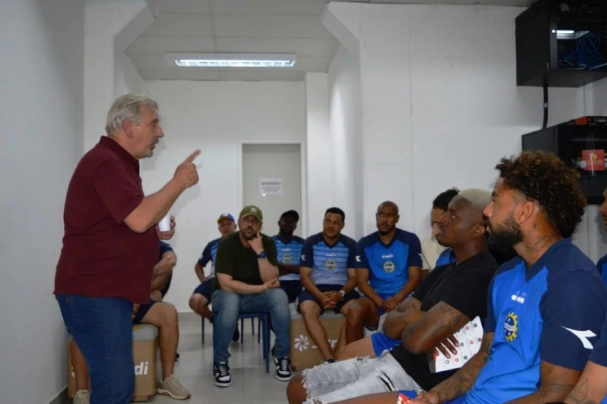 Mauro Costa, do Sindicato dos Atletas, em palestra com jogadores do São José nesta quarta
