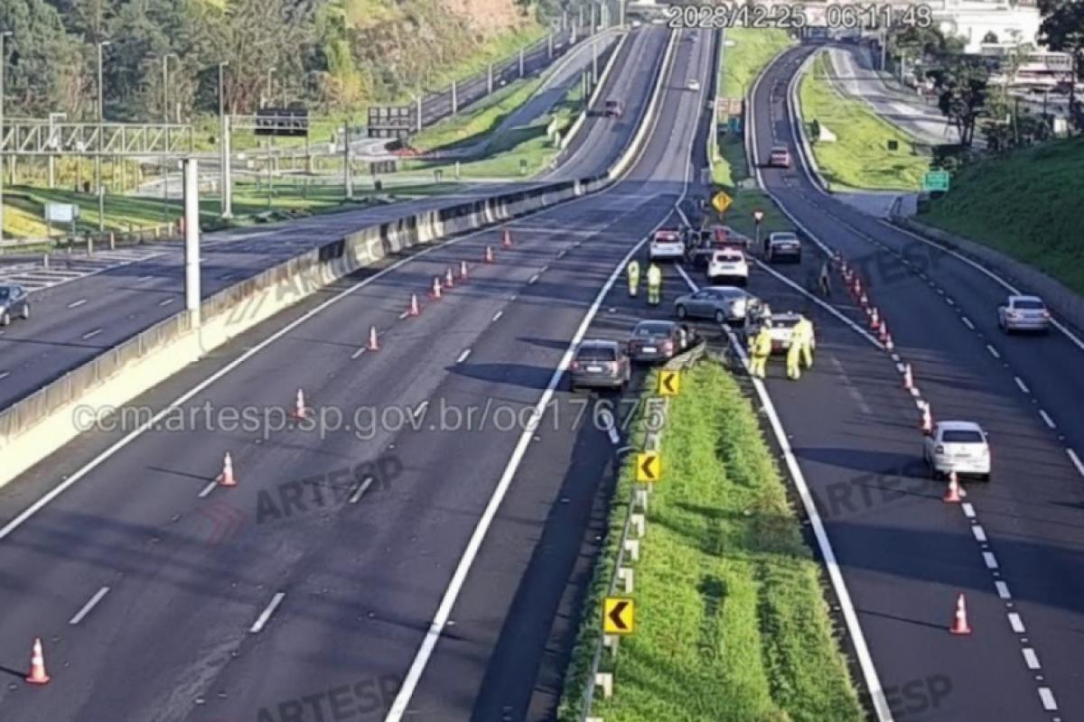 Por conta da gravidade da ocorrência, houve interdição total de alças de acesso e faixas da pista expressa, com bloqueios que se estenderam pela manhã