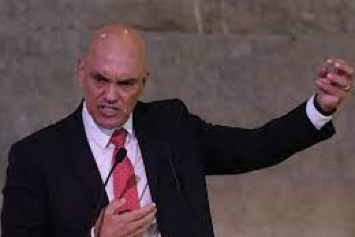 o magistrado é destacado como “símbolo da democracia e da justiça no Brasil”.