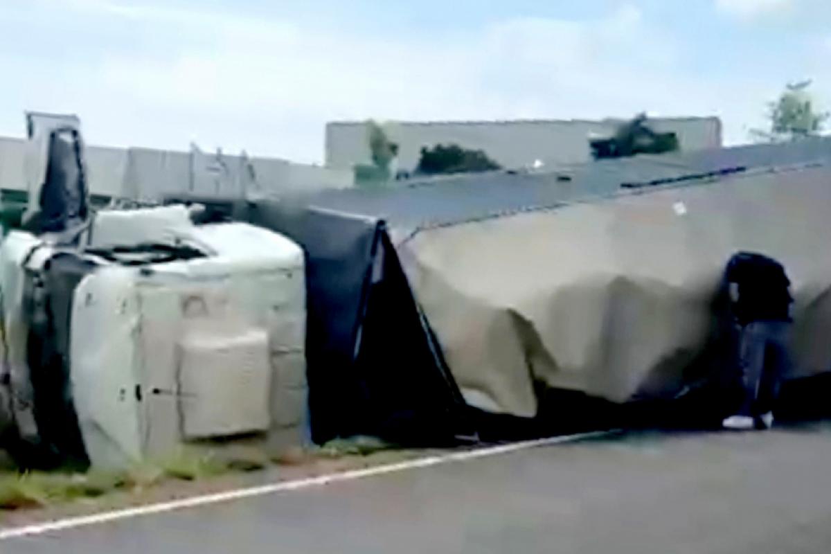 O caminhão tombou no km 159 da rodovia do Açúcar 