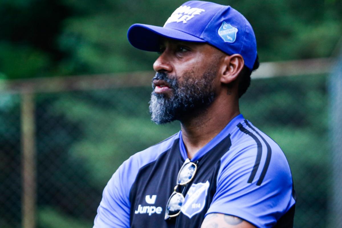 O técnico do Taubaté, Dyego Coelho