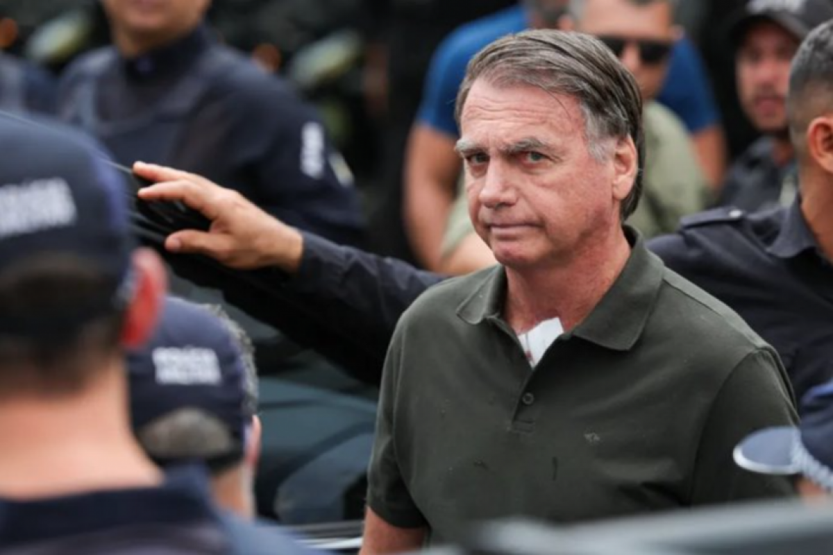 Bolsonaro foi internado nesta quarta-feira (24) para os preparativos pré-operatórios. 