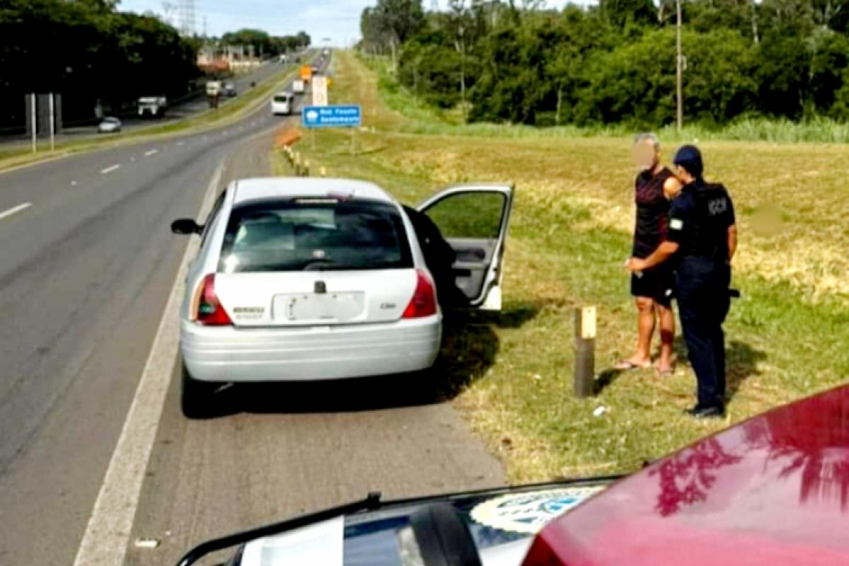 O procurado foi flagrado após passar com o veículo por um radar inteligente. 