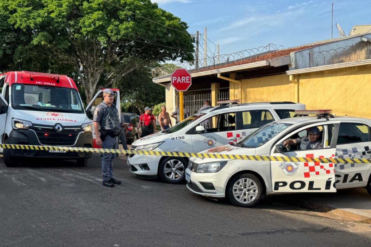 Equipes do Samu e da PM no local do crime