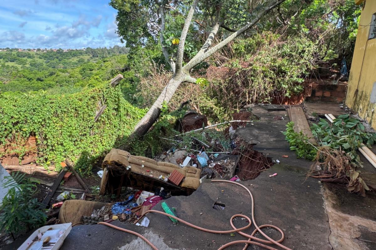 Parede da casa está próxima da erosão que engoliu parte do quintal