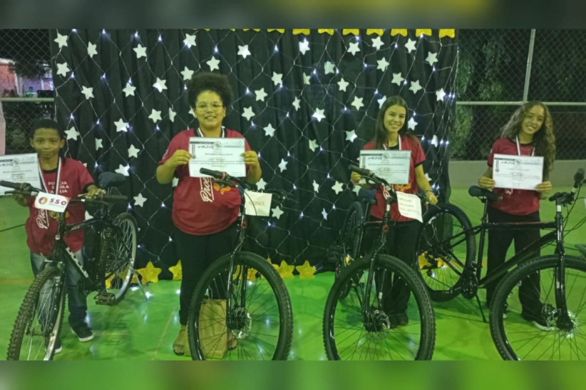 Alunos que ganharam a bicicleta