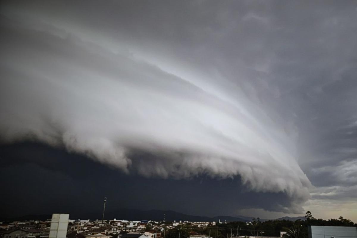 Há previsão de chuva intensa, possibilidade de granizo, ventos com rajadas de até 100 km/h