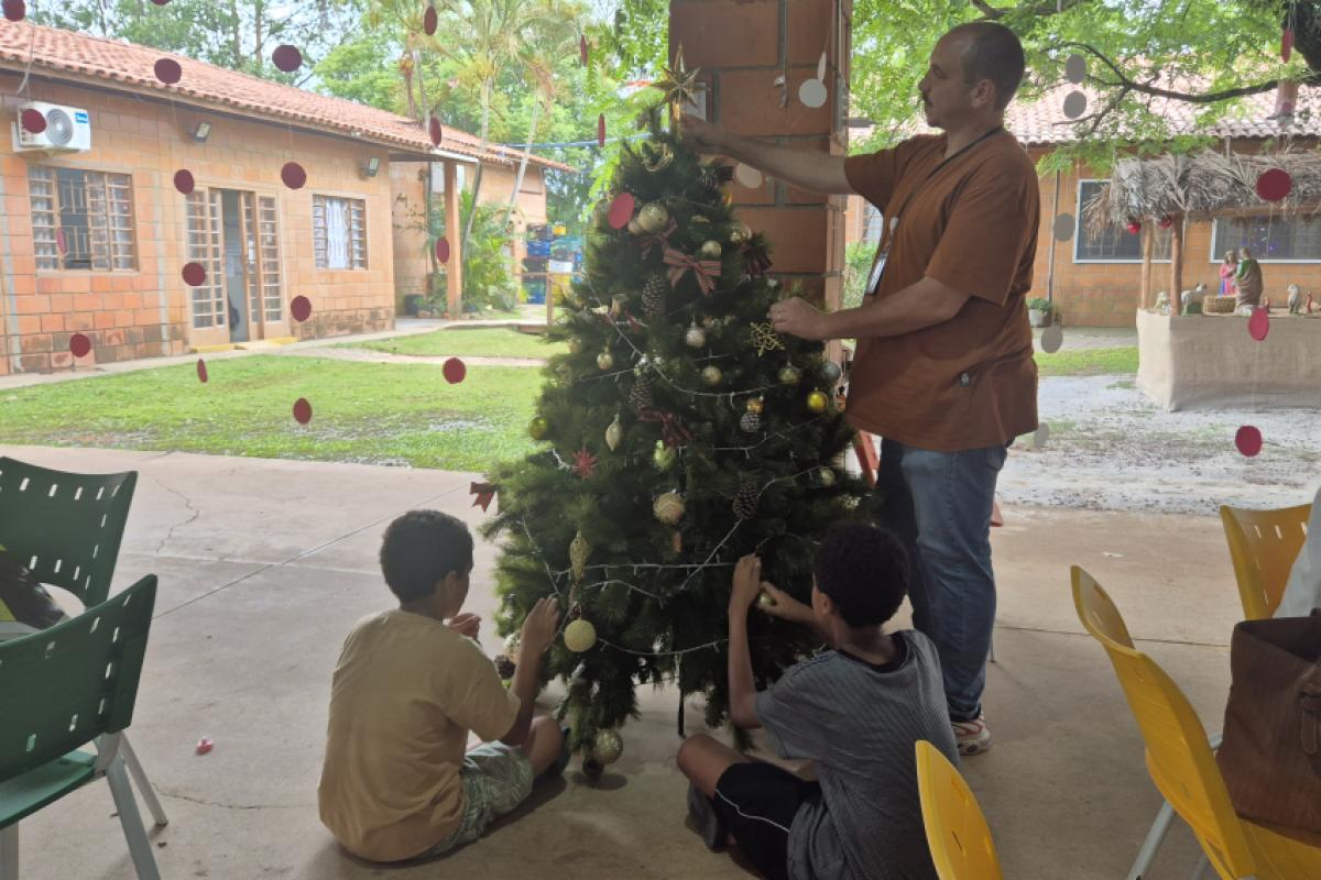 Bruno Barbosa explica que instituição trabalha para restabelecer vínculos e reorganizar famílias
