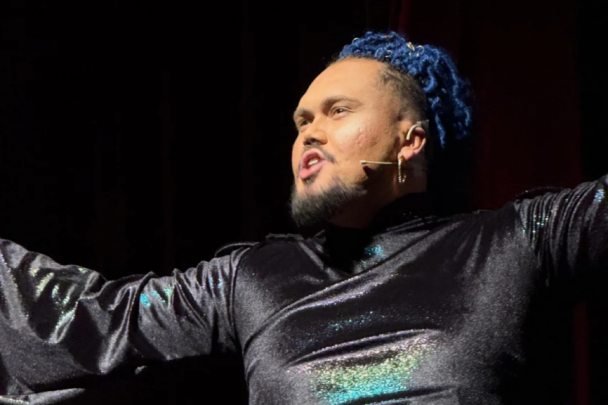 Formado em Relações Públicas, atuava na área na CiaBTM (Cia Brasileira de Teatro Musical).