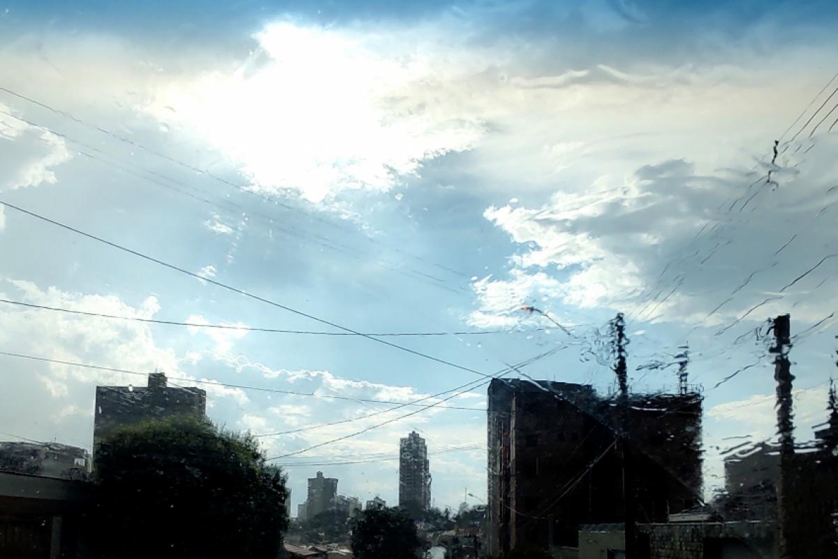 Céu visto do bairro São José, em Franca, no final da tarde de terça-feira, 2