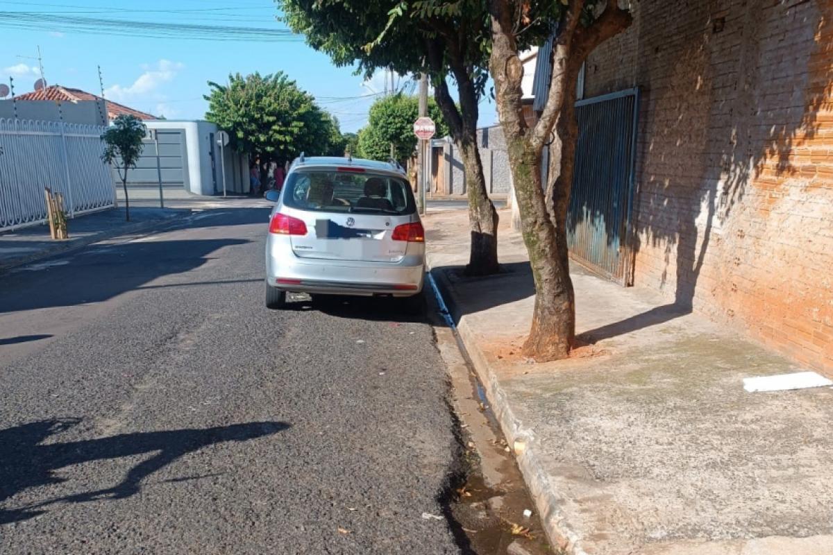 Idosa de 68 anos sofreu escoriações após ser atingida por veículo em marcha a ré; vítima foi atendida e liberada