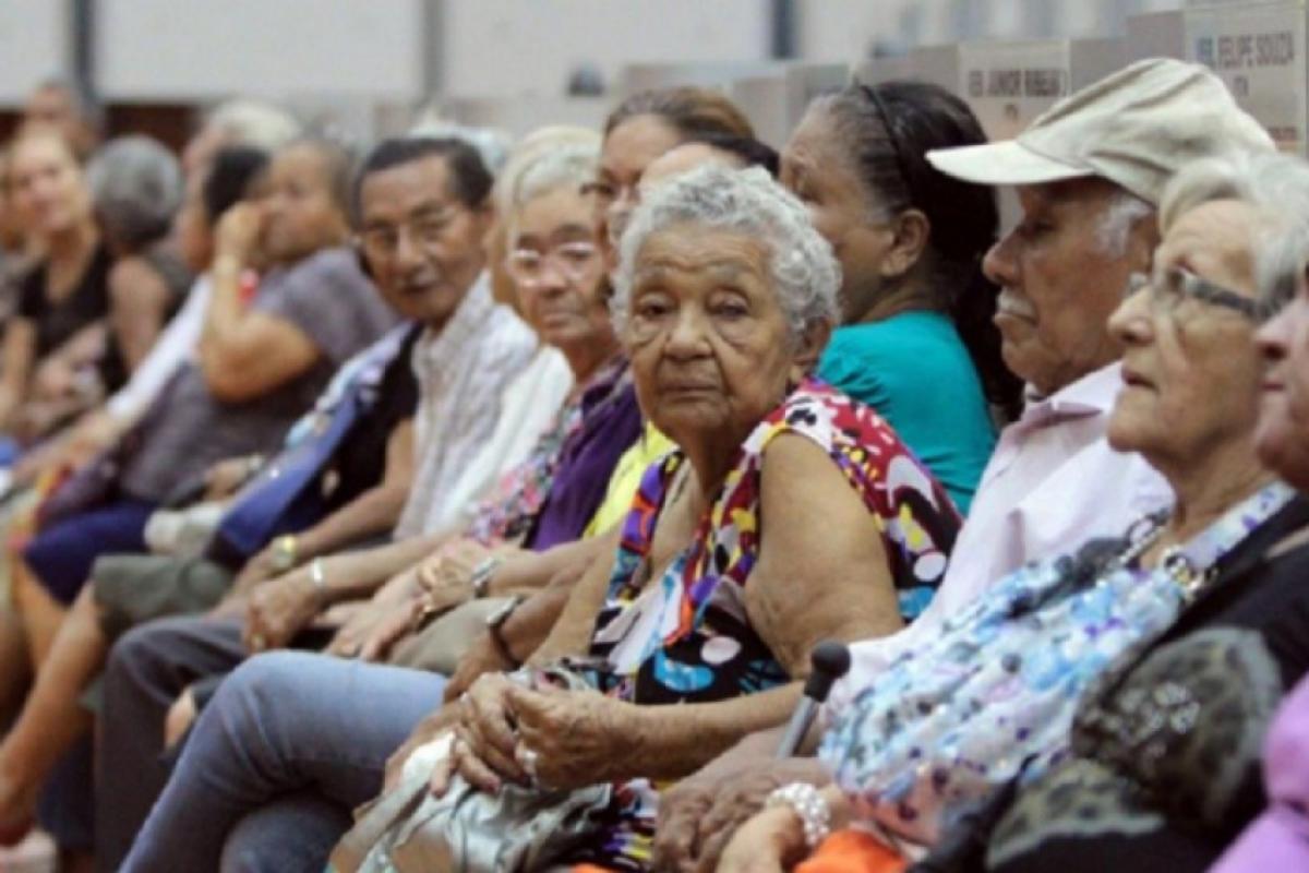 O INSS atende cerca de 41 milhões de beneficiários no país, dos quais aproximadamente 23,5 milhões são aposentados.