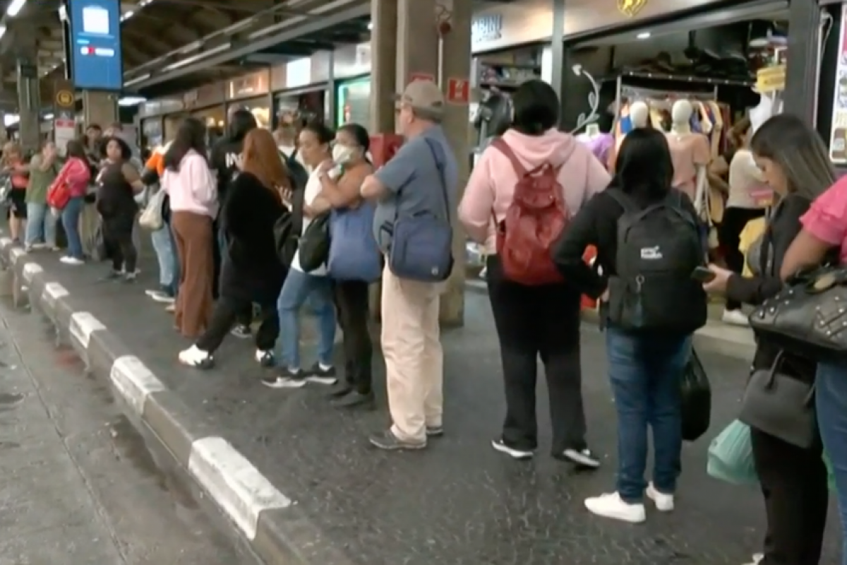 A paralisação causa dificuldades para passageiros no retorno para casa; não há previsão de normalização.