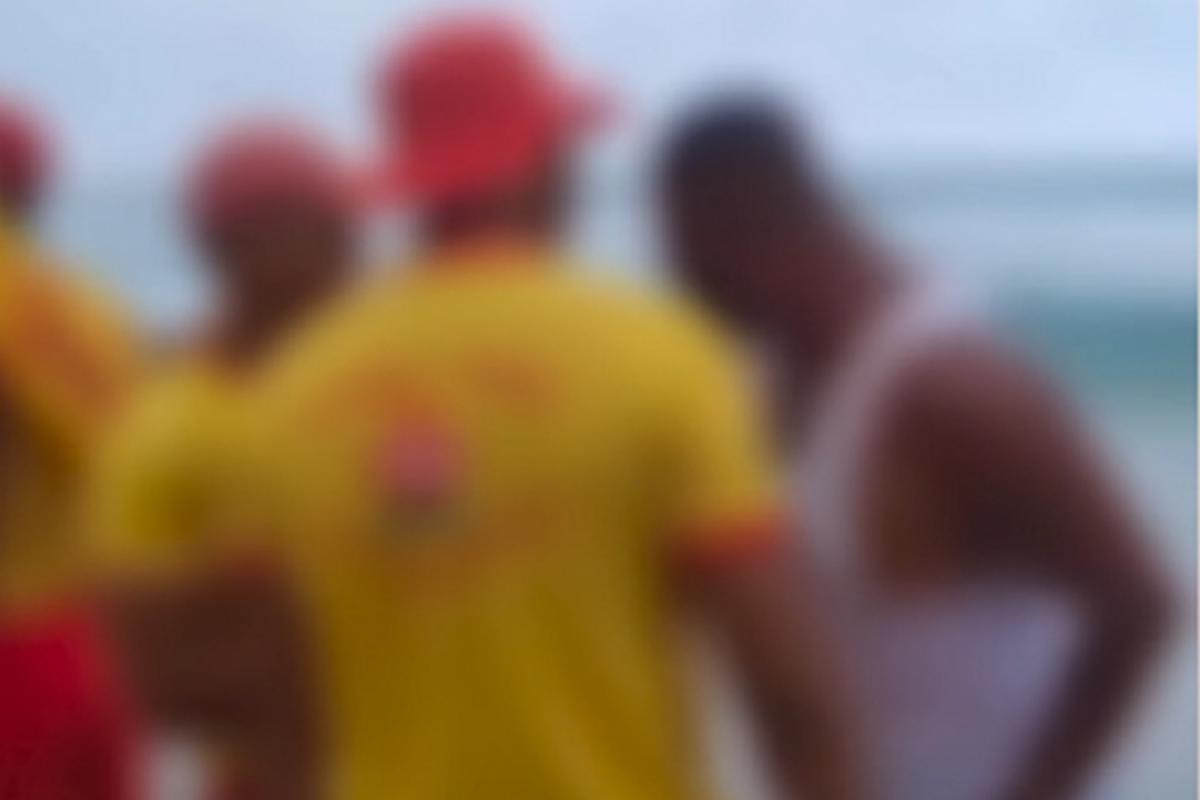 VÍDEO: Banhistas discutem e batem boca com guarda-vidas na praia