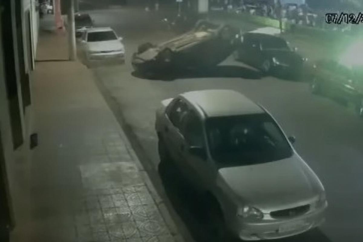 Carro capotado após acidente no Centro de Miguelópolis