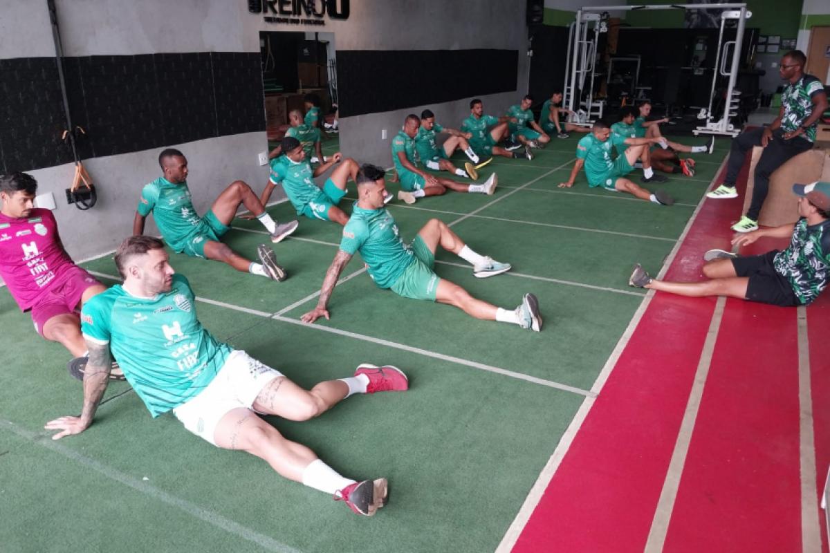 Em meio à indefinição do elenco, jogadores treinam em academia na cidade